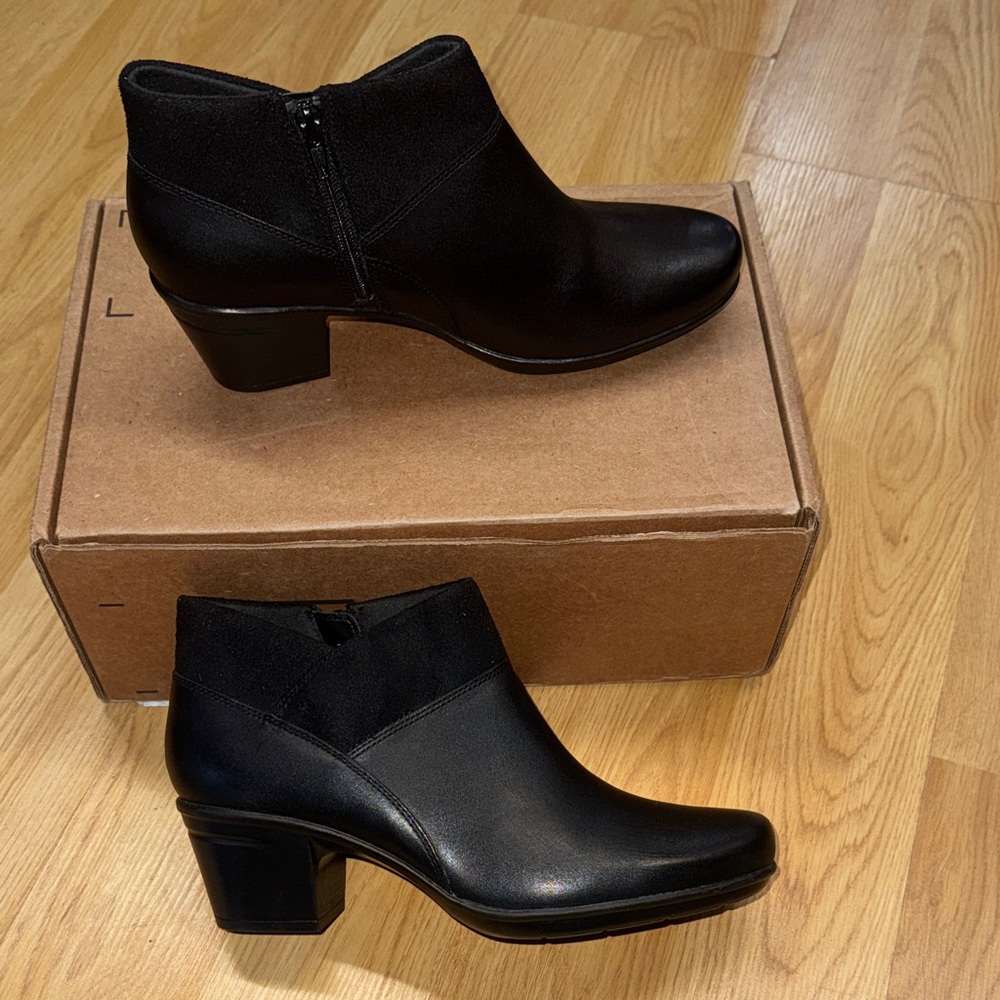 Clarks NEW size 9 Black leather Ankle Booties